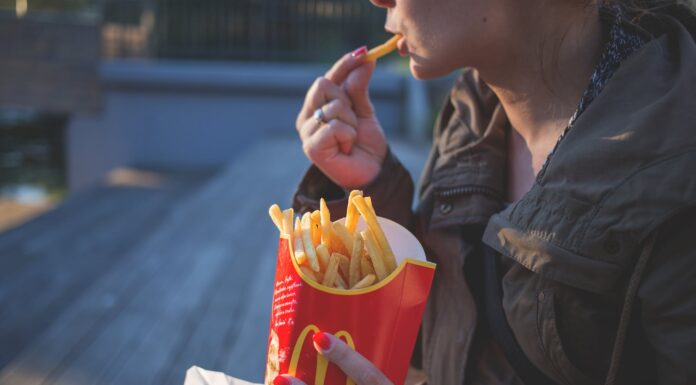 32 % Čechů obědvá doma, 27 % v práci, 13 % ve fastfoodech