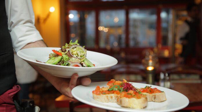 Průměrná cena obědových meníček loni vyšla na cca 106 korun
