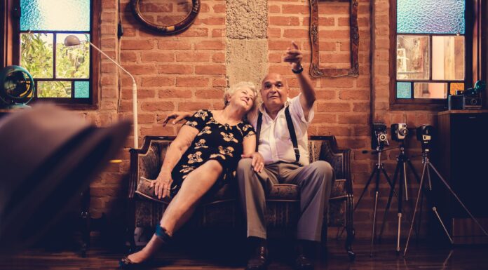 Loni šlo do práce o 17 tisíc seniorů víc než předloni