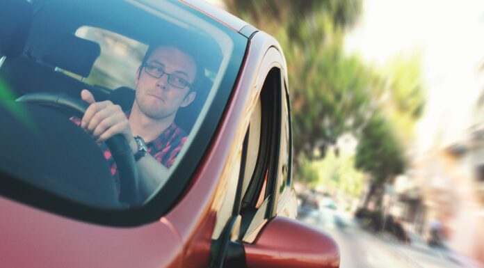 Za dopravu do práce platí 84 % Čechů. Mnozí i 2,5 tisíce korun měsíčně a více
