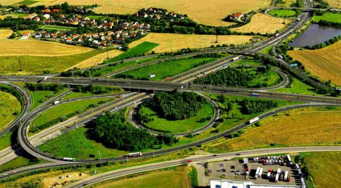 Liniový zákon míří do Sněmovny. Cílí na rychlejší výstavbu Liniový zákon