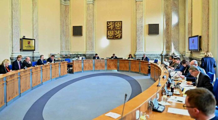 Zadlužení vládních institucí kleslo na 31,97 % HDP zadlužení vládních institucí