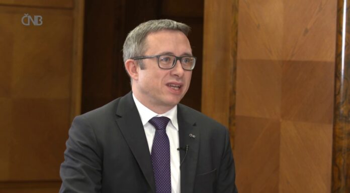 ČNB označila za proinflační riziko i fiskální politiku vlády