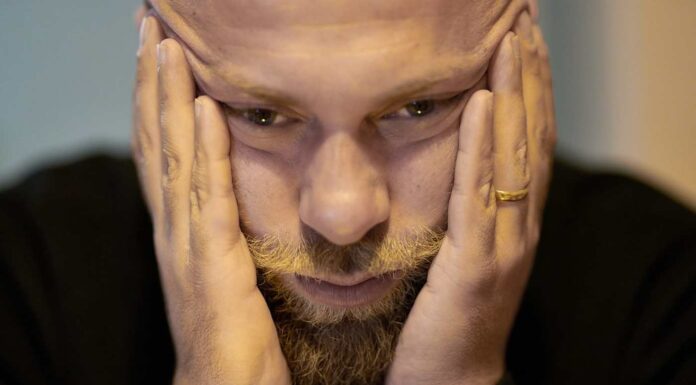 Zadlužení domácností roste a lidé i ztrácejí optimismus zadlužení