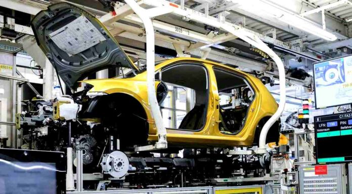 Škoda a další automobilky zastavují výrobu. Nemají lidi ani odbyt automobilky