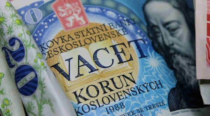 Koruna zůstává podhodnocena i 30 let od její devalvace devalvace a