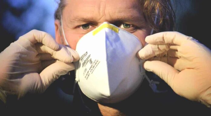 Obchody tlačí vládu, aby jim dodala respirátory pro prodavače respirátory pro prodavače