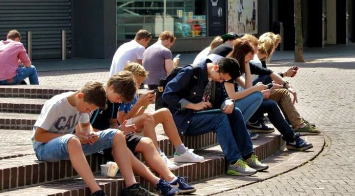 Mazák: Děti v Česku místo do škol chodí do obchodních center obchodnich_center