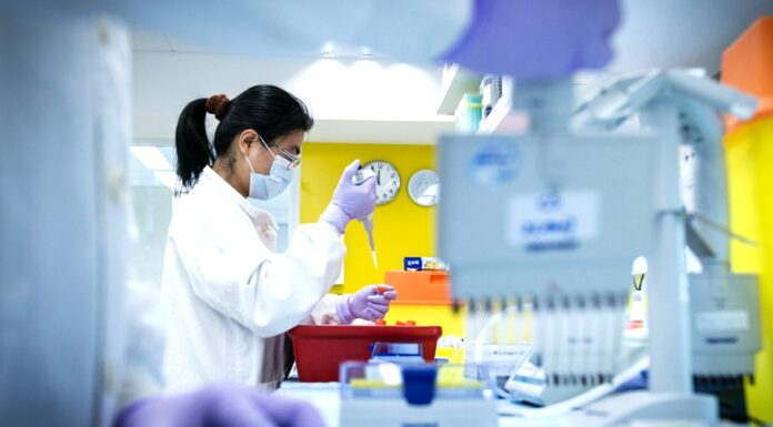 AstraZeneca vyrábí covid vakcínu. Novavax jednal s premiérem vakcinu