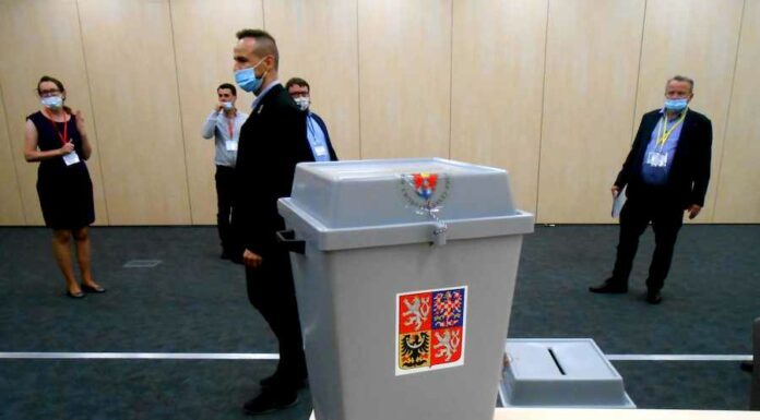 Přesvědčivější Vladimír Dlouhý obhájil místo prezidenta HK ČR Dlouhy