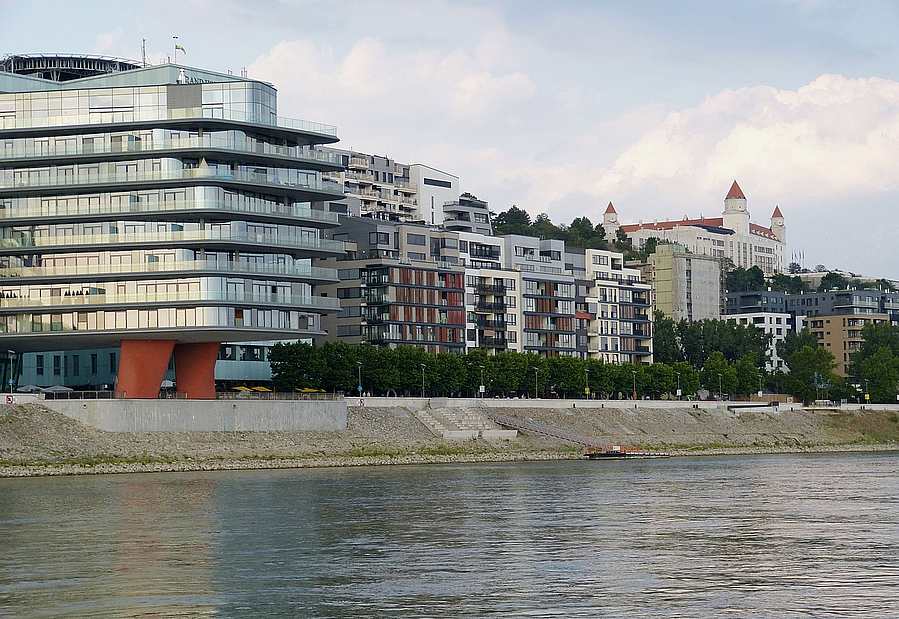 bratislava-2531198_1280 schodek