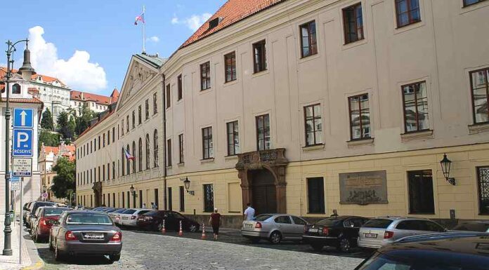 Poslanci zrušili daň z nabytí nemovitosti, nechali odpočty úroků odpocty
