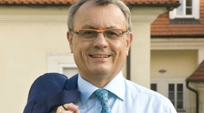 Vladimír Dlouhý jde do boje o OECD. ČR ho oficiálně navrhla Vladimir_Dlouhy_OECD