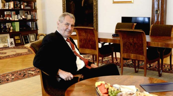 Zeman schválil zrušit superhrubou mzdu. Ale jen dočasně zeman