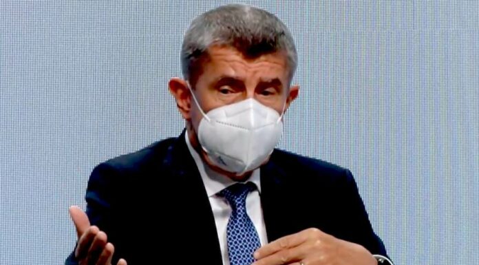Superhrubou mzdu zrušíme, potvrdil na Sněmu SP ČR premiér premier
