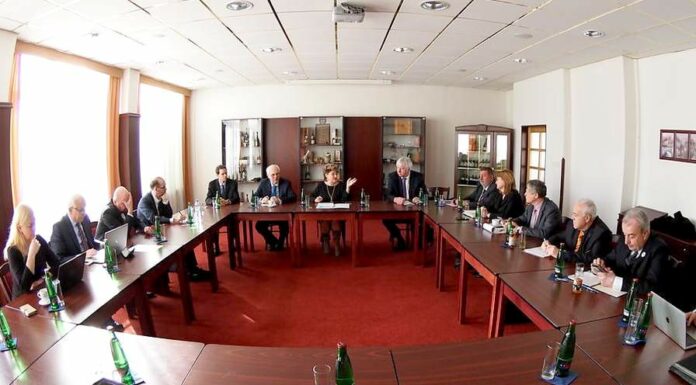 Rektoři upozornili na propad příjmů vysokých škol rektori