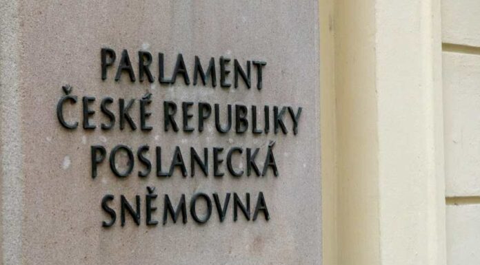 Zkoušky pro prodejce a zprostředkovatele pojištění se posunou zkousky