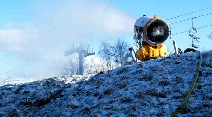 Včera skiareály praskaly ve švech, dnes znovu zejí prázdnotou skiarealy