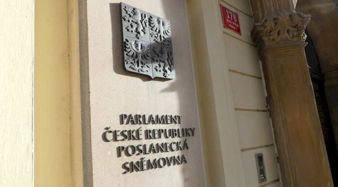 Poslanci schválili pandemický zákon a odmítli nouzový stav pandemicky_zakon