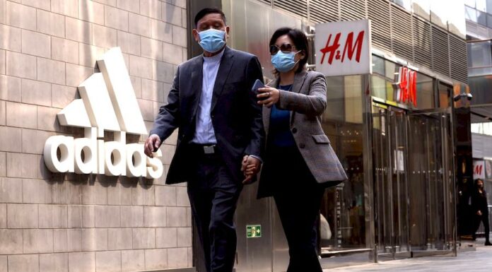 Čína pořádá minuty nenávisti proti H&M, Nike i dalším firmám H&M