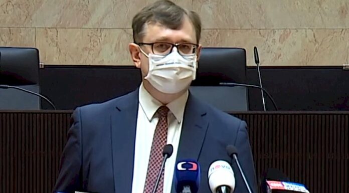 ÚS: Zákaz maloobchodního prodeje a služeb byl protiústavní zakaz