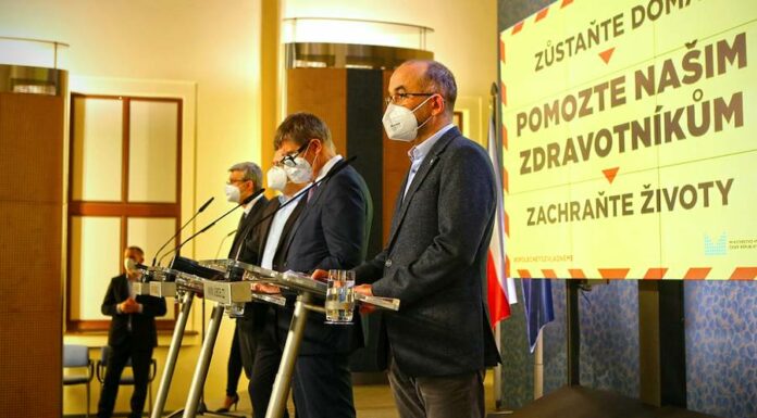 Vláda znovu uzavřela školy, obchody a omezila svobody obchody