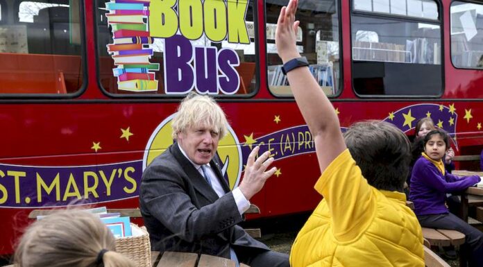 Pravda či lež? Británie očkuje 60+ a chystá mistrovství v kopané Britanie