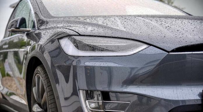 Prodej nových vozů loni klesl. Výjimkou byla auta Tesla vozu