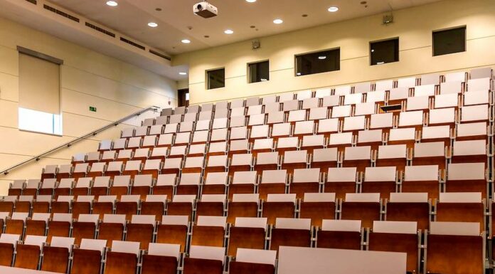 Vysokoškolský systém dlouhodobě upadá. ČR ztrácí budoucnost vysokoskolsky