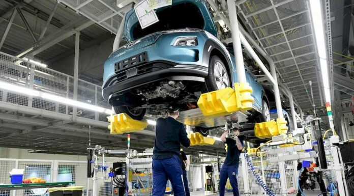 Proti roku 2019 vyrábějí automobilky o více než 10 % méně automobilky