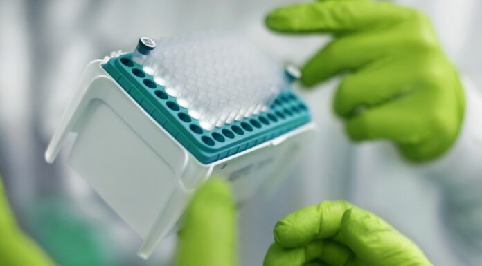 BioNTech jen letos vydělal na Comirnaty cca 102 mld. Kč BionTech