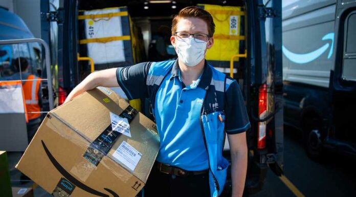 Amazon staví v Kojetíně nové robotické centrum amazon