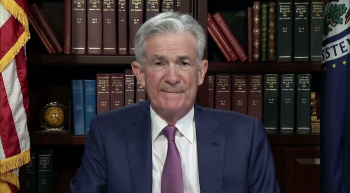 Nynější růst inflace je přechodný, říká šéf FED Jerome H. Powell