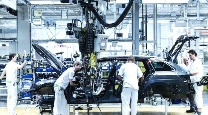 Výroba automobilek byla o práznidnách takřka poloviční vyroba
