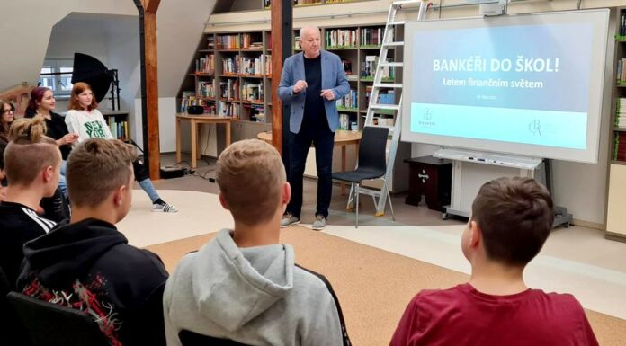 Loni zůstali bankéři doma, ale letos opět vyrazili do škol bankeri
