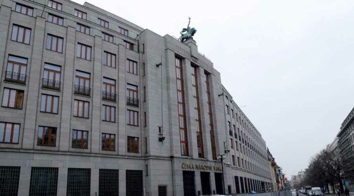 ČNB znovu razantně zvedla sazby. Analytici tipují až 7% inflaci inflaci