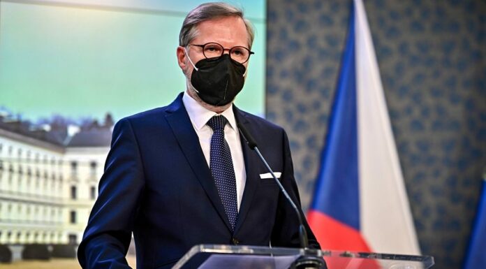 Vláda zkrouhla valorizace platů ve veřejné sféře i Antivirus vlada