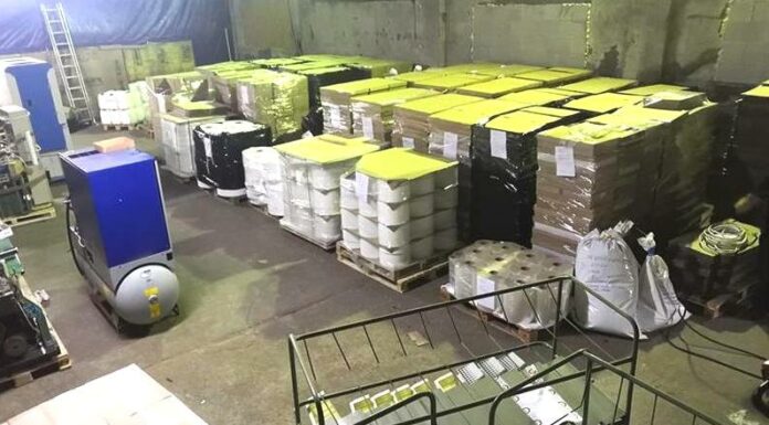 Celníci našli výrobnu cigaret. Stát by připravila o 140 mil. Kč vyrobnu_cigaret