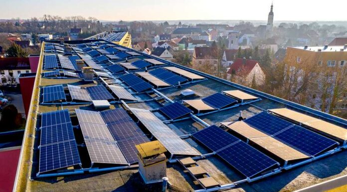 Solární byznys opět vzkvétá. Brzdí ho ale málo lidí i panelů solarni