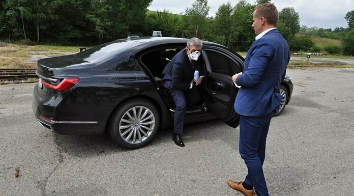 Stát dal loni politickým stranám a hnutí přes miliardu korun politickym