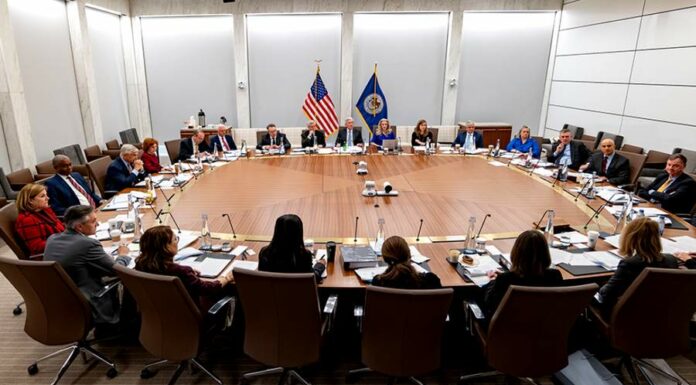 FED zvýšil úroky i oznámil prodej aktiv v jeho držení FED
