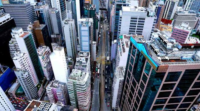 Akcie v Hongkongu kvůli covidu i Ukrajině klesly o 6 %