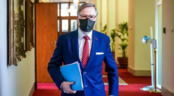 Poslanci schválili rozpočet. Premiér stvrdil už i jeho novelu rozpocet