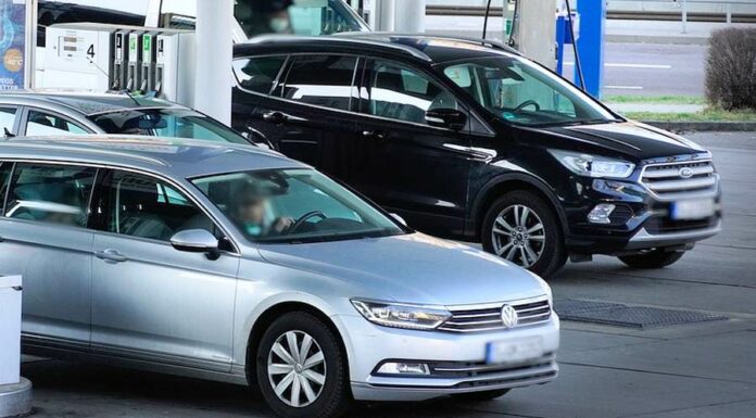 Paliva v Česku dál mírně zlevňují. Přes 50 % ceny jsou daně paliva