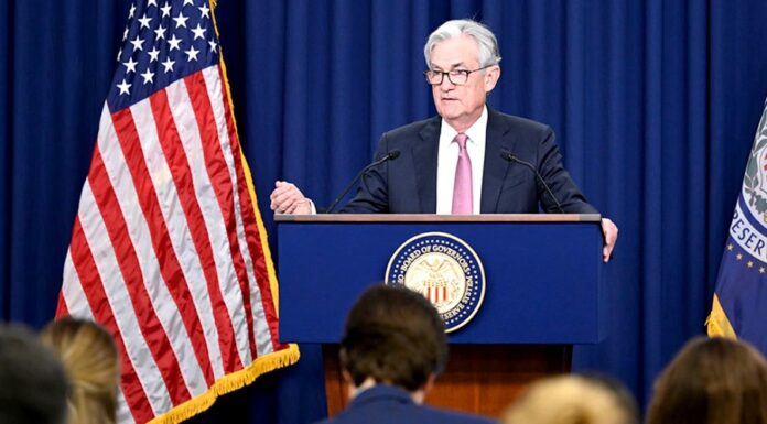 FED zvýšil základní úrok i pokračuje v prodeji dluhopisů FED