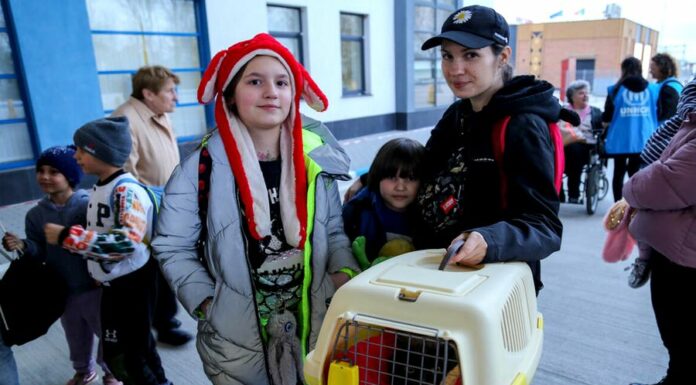 O humanitární dávky žádají tisíce běženců denně. Nově i online davky