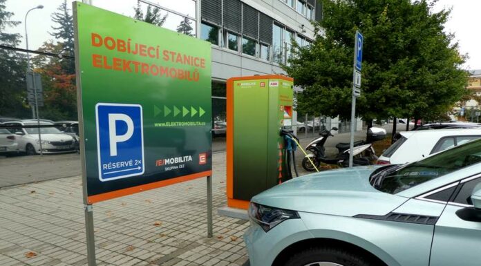 Dobíjecí stanice v Česku rychle přibývají. Dost jich ale není dobijeci_stanice