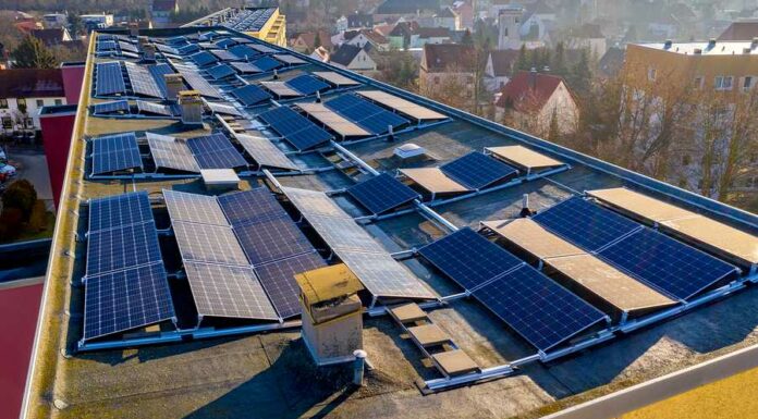MPO zvýšilo firmám alokaci na fotovoltaiku. I je tlačí k úsporám firmam