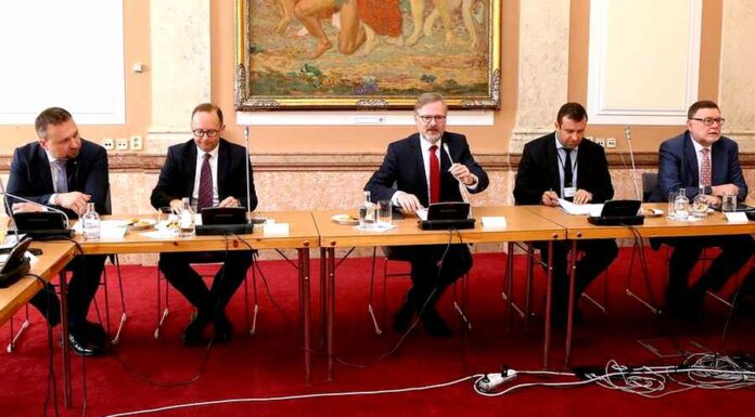 NERV i vláda zasedla. Závěry z jednání ale nejsou NERV