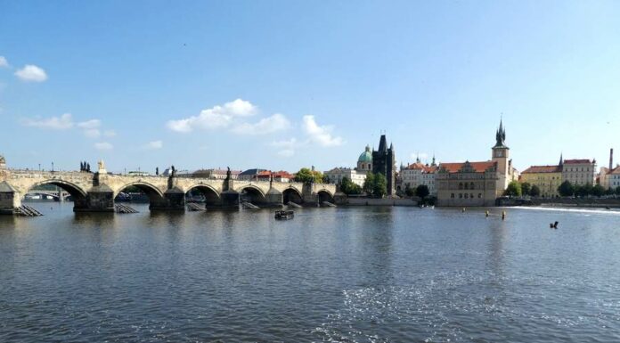 Příjmy ČR z turismu stále zaostávají za dobou před covidem turismu